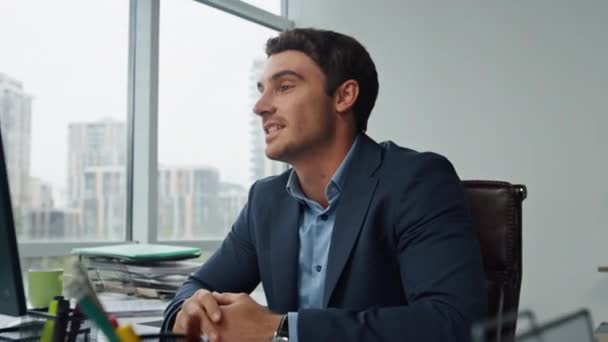 Lächelnde Manager Reden Online Über Den Partner Büro Freiberufler Diskutieren — Stockvideo