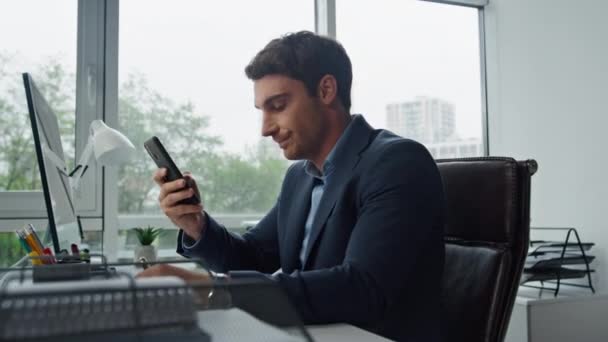 Людина Викликала Мобільний Телефон Офісному Робочому Місці Стресовий Менеджер Мислення — стокове відео