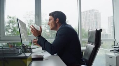 Kızgın iş adamı iş yerinde bilgisayardan konuşuyor. Sinirli ofis müdürü, proje hataları ve finansal sorunlar hakkında şikayette bulunuyor. Şirketin CEO 'su ortağıyla iş anlaşmazlığını tartışıyor..