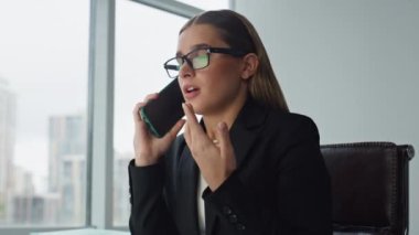 Ofis müdürü telefonu kapatmaktan şikayetçi. Üzgün kadın yöneticinin cep telefonu konuşması. Gergin şirket çalışanı asistanı iş arkadaşıyla proje sorununu tartışıyor. Memnun olmayan müşteri konsepti.