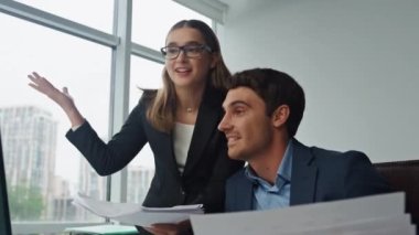 İki çalışan ofiste projeyi tartışıyor. Neşeli iş ekibi bilgisayar analizi şirketinin pazarlama stratejisini birlikte planladığını bildirdi. Mutlu yönetici danışmanı bilgi açıklayan adama yardım ediyor