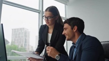 Ofis ekibi bilgisayarda birlikte çalışıyor. Gülümseyen pazarlama yöneticileri işyerindeki verileri analiz eden kağıtları tartışıyorlar. Güzel kadın patron çalışana yardım etmeyi açıklıyor. İşe alım stajyeri konsepti.