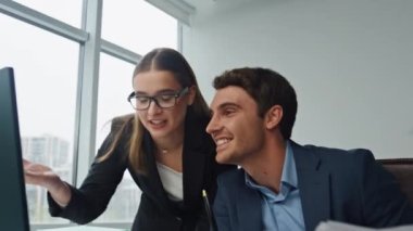 Kapalı ofis müdürü iş arkadaşınla konuştuklarını açıklıyor. Proje ekibi bilgisayardaki mali raporları analiz ediyor. Güzel bir iş kadını danışmanı belgeleri tartışır. Şirket takım çalışması kavramı