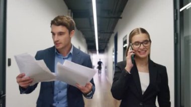 Ofiste akıllı telefondan konuşan mutlu bir çalışan. Gülümseyen yönetici kontratı kontrol ediyor başarılı şirket sonuçları. Pazarlama ekibi patron yatırımcıyla haberleri paylaşıyor. Müşteri toplantısından sonra giden meslektaşlar