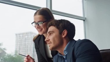 Finans yöneticileri, ofis kapanışında proje analizi hakkında tartışıyorlar. Gülümseyen takım arkadaşları kağıtları kontrol ediyor. Neşeli asistan CEO 'ya yardım ediyor. Şirket takım çalışması kavramı.