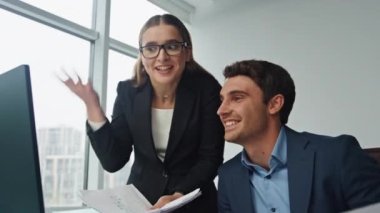 Mutlu iş kadını konuşması meslektaşım. Ofisteki pazarlama verilerini analiz eden iki gülümseyen ortak. Neşeli çalışanlar iş yerinde proje planlamayı tartışıyor. Takım işbirliği kavramı.