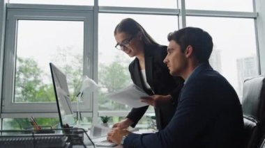 Proje yöneticileri ofis evraklarını tartışıyorlar. Dost canlısı iş arkadaşları finansal veri çalışma bilgisayarını tartışıyorlar. Profesyonel analist danışmanı bilgiyi açıklar. Takım çalışması işbirliği kavramı