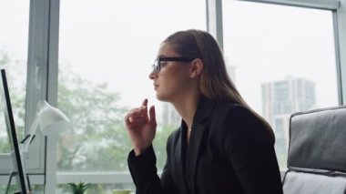 Ofis çalışanı iş problemini kapatmayı düşünüyor. Güzel girişimci iş bilgisayarı mali raporu analiz ediyor. Cam işyerindeki odaklı CEO 'nun düşünme sorunu. Kendine güvenen kadın yönetici