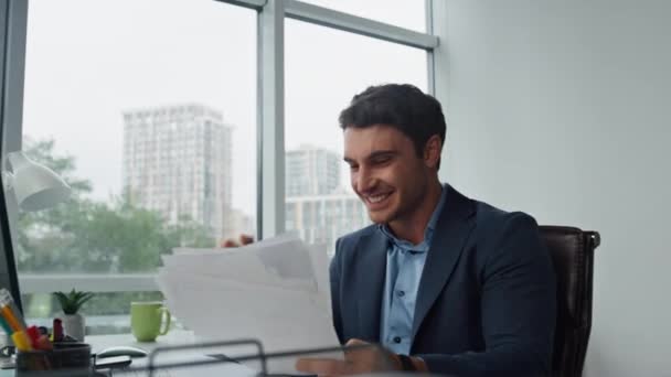 Hombre Negocios Sonriente Tirando Papeles Lugar Trabajo Cristal Gerente Feliz — Vídeos de Stock