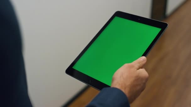 Şadamı Elleri Krom Ekranlı Tableti Kapalı Tutuyor Adam Internette Konferans — Stok video