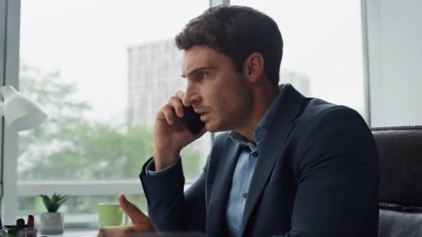 疯狂的商人在办公室的特写镜头里讲电话 愤怒的男人在工作场所抱怨银行的商业伙伴 压力大的公司经理大喊着要讨论问题 使用智能手机说话的员工 — 图库视频影像