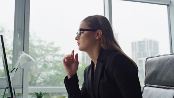 Zaměstnanec Kanceláři Myslí Obchodní Problém Detailně Krásný Podnikatel Pracovat Počítač — Stock video