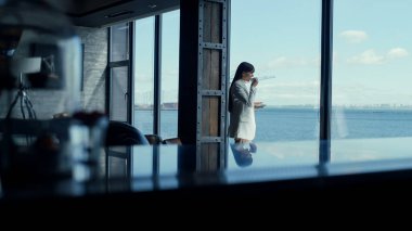 CEO kadın okyanus manzaralı çayın keyfini çıkarıyor. Zengin iş kadını resmi yolculukta plan yapmayı hayal ediyor. Bağımsız iş sahibi sakin bir gün geçiriyor. Tatil beldesi konseptinde lüks tatil