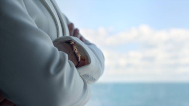 Tanımlanamayan yönetmen el pencerede. Zengin iş kadını deniz manzaralı yakından bakıyor. Bilinmeyen zengin patron okyanusun tadını çıkarıyor. Suya bakan lüks oteller. İş hayatı konsepti