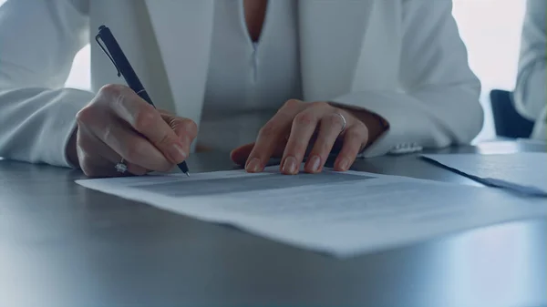 Closeup Woman Signing Contract Suit Business People Conclude Financial Deal — Stock Photo, Image