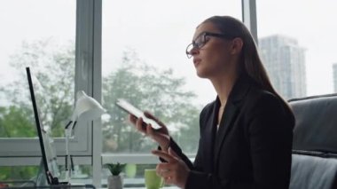 Kendine güveni tam bir iş kadını. Ofis müdürü cep telefonu danışmanlığı yapan bir müşteriyle konuşuyor. Başarılı girişimci kadın iş ortağıyla projeyi tartışıyor.