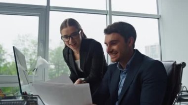 Menajerler karlı sonuçları yakından kontrol ediyor. Mutlu işçiler ofiste başarılı bir kontratı kutluyorlar. Neşeli iş arkadaşları belgeleri birlikte inceliyor. Kurumsal zafer kavramı