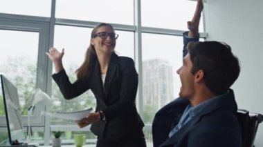 Ofis ekibi başarıyı kutluyor. Çağdaş iş merkezinde neşeli iş arkadaşları beş el hareketi belgesi hazırlıyor. Profesyonel proje yönetimi. Başarılı şirket ortaklığı.