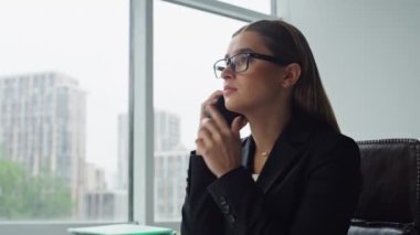 Başarılı bir iş kadını cep telefonuyla konuşuyor. Ciddi bir yönetici banka müşterisine uzaktan danışmanlık yapıyor. Güzel CEO şirket çalışanı ofiste arama yapıyor. Finansal analist iş başında.