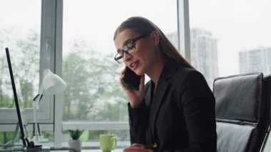 Gülümseyen girişimci cep telefonu portresi konuşuyor. Heyecanlı ofis kadını iş arkadaşlarıyla proje sonuçlarını paylaşıyor. Başarılı yönetici satış müdürü müşteri hizmetlerine sunulan teklifi uzaktan tartışır.