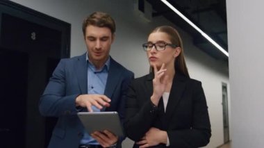 Profesyonel iş kadını konuşan asistan bürosu. İş ekibi online tablet raporunu analiz ediyor. Odaklanmış stajyer çalışanlar proje sonuçlarını paylaşıyorlar. Finansal analistler beyin fırtınası yapıyor..