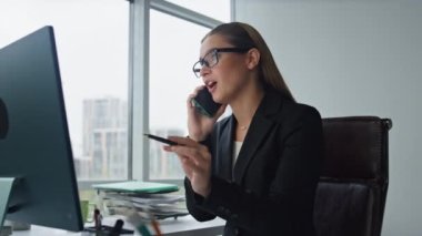 Mali danışman ofisteki akıllı telefondan bahsediyor. İş ortağıyla sözleşmeyi tartışan kendine güvenen bir iş kadını. Meşgul avukatlar müşterilere danışmanlık yapıyor. İş yerindeki şirket çalışanı