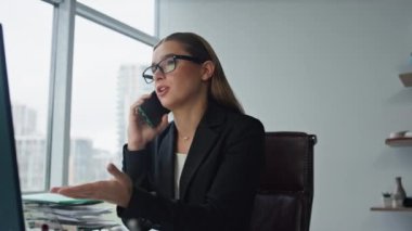 Gergin yönetici iş yerinde telefonla konuşuyor. Endişeli müşteri banka servisini arıyor ve sorunları uzaktan açıklıyor. Başarılı kadın avukat iş ortağıyla finansal pazarlama projesini tartışıyor.