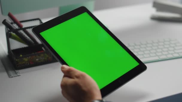 Närbild Grön Skärm Tablett Händerna Office Manager Håller Mockup Enhet — Stockvideo