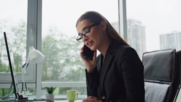 笑着说手机肖像的企业家 兴奋的办公室女性与同事交流项目成果 成功的行政销售经理通过远程讨论对客户服务的报价 — 图库视频影像