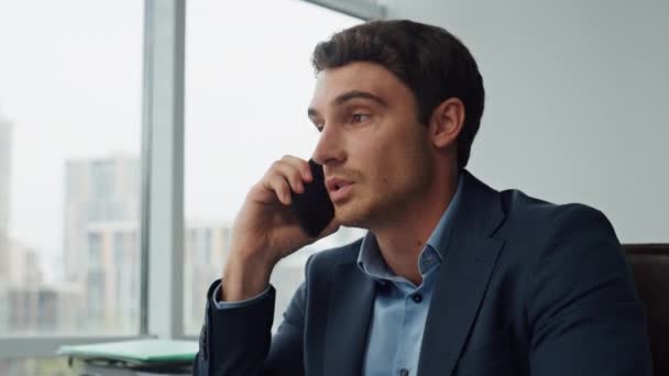 Büroangestellte Gespräch Mit Smartphone Nahaufnahme Lächelnder Verkaufsleiter Der Kunden Handy — Stockvideo