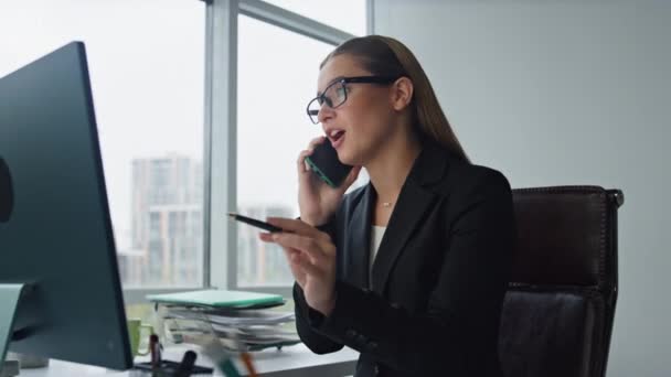 オフィスでスマートフォンを話す金融アドバイザー ビジネスパートナーとの契約について議論している自信のあるビジネス女性 忙しい弁護士のコンサルティングは クライアントを呼び出すのに役立ちます 職場の社員 — ストック動画