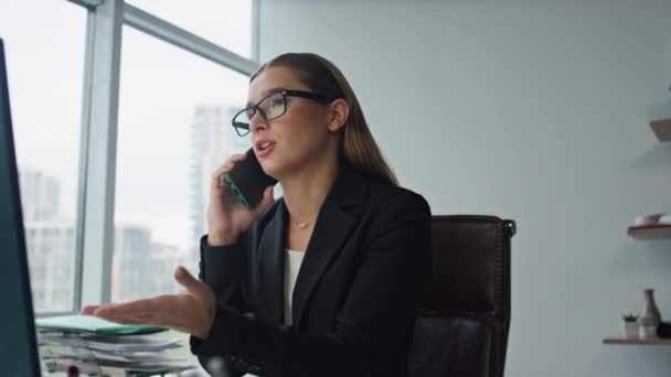 紧张的经理在工作场所讲电话 忧心忡忡的客户给银行服务打了电话 远程解释问题 成功的女律师与商业伙伴讨论金融营销项目 — 图库视频影像