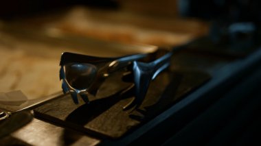 Lüks öğle yemeği için modern otel restoranının çatal bıçak takımı. Paslanmaz çelik çatal bıçak maşası ve açık büfe masa arka planında spatula. Yemek konsepti.