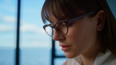 Panorama Pencere 'sinde çalışan çekici bir iş kadını. Yorgun yönetici ofisteki muhasebe finans projesine odaklanıyor. Düşünceli serbest çalışan öğrenci gözlüklerle üniversite denemesi yazıyor..