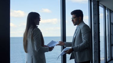 Gergin yöneticinin astı konuşuyor. Belge raporlarında hatalar var. Hayal kırıklığına uğramış iş ortakları panorama vitrininde müşteri kontratı detaylarını tartışıyor. İş arkadaşları projeyi tartışıyor