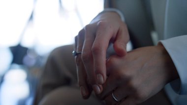 Kimliği belirsiz bir kadın iş konuşmasında el kol hareketi yapıyor. Tereddütlü iş dünyası profesyonel silah konuşuyor. Kritik iş kadını şüpheci duygular gösteriyor. İnançsızlık ifadesi kavramı 