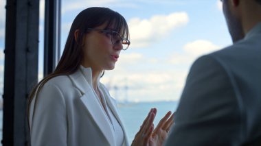 Panorama penceresindeki projeyi tartışan yakın arkadaşlar. Odaklanmış kadın konuşuyor. Bilgiyi açıkla. Bilinmeyen ortak CEO 'yu sakinleştir. Çekici iş kadını profesyonel takım elbiseli yatırımcı müşteriyle tanış