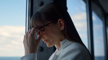 Stresli iş kadını takım elbise içinde çözüm arıyor. Yorgun yönetici, iş yerinde gözlük çıkarırken sorun olduğunu düşünüyor. Ciddi kadın CEO iş hayatı sorunları üzerine kafa yoruyor. Boşanan kadın konsepti.