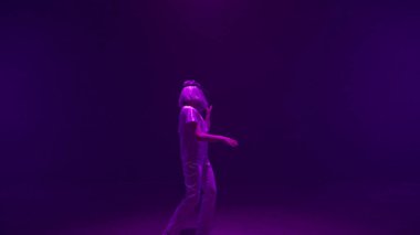 Neon ışıklarda dans eden mutlu kız. Karanlık siber uzayda dijital simülasyonun tadını çıkaran fütüristik bin yıl. Enerjik tanınmayan oyuncu sanal oyunu oynatıyor. Gelecekteki eğlence konsepti