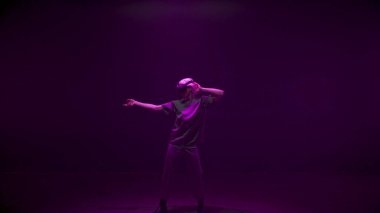 Hippi neon ışıklarda sanal gerçeklik nesnelerine dokunuyor. Siber oyuncular dijital simülasyonu yüksek teknoloji kulaklıklarıyla deneyimlerler. Tanımlanamayan gelecekçi adam konsol oyununun tadını çıkarıyor. Hafta sonu eğlence konsepti.