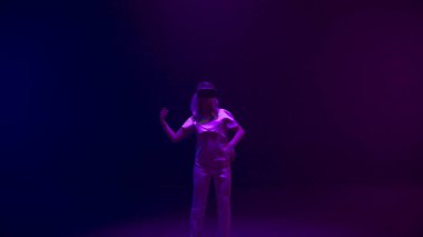 Neon kız kulaklıkla dans ediyor. Enerjik genç dijital gözlüklerle metaevren simülasyonunun tadını çıkarıyor. Tanımlanamayan milenyum hareketi artırılmış gerçeklikte gevşiyor. Sanal hafta sonu eğlence konsepti