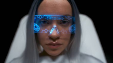 Mutlu eldiven oyuncusu zoom yapmaya çalışıyor. Sanal gerçeklik kulaklığı takan kişi gelecekteki siber uzayı deniyor. Akıllı genç, arttırılmış gerçeklik yazılımı kullanarak koltukta oturuyor. Metaverse konsepti 