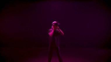 İnsanoğlu neon ışıklarda sanal gerçekliği keşfediyor. Odaklanmış oyuncu metaevren simülasyon dünyasına bakıyor. Siber uzayda yüksek teknoloji kulaklık takan tanınmamış, heyecanlı bir adam. Etkileyici meta eğlence