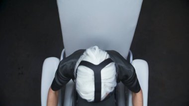 VR kulaklıklı genç video oyunları oynamaya hazırlanıyor. Yaratıcı beyaz saçlı adam sensörleri rahatlatıyor. Koltuk eldiveni. Akıllı gözlük kullanan gelecekçi bir adam metaevreni etkiliyor. Gelecekteki aygıt konsepti