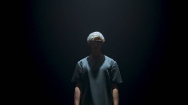 Işıkta sanal gerçeklik gözlüğü takan bir adam. Karanlık odada bilinmeyen bir siber oyuncu. Sarışın adam metaevren konsol simülasyonunu fütüristik kulaklığa sokuyor. Stüdyo gölgesindeki akıllı eğlence teknolojisi