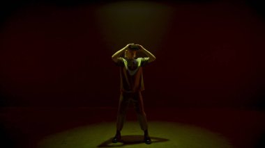 Neon siber uzayda video kulaklığı takan bir adam. Sanal gerçeklik simülasyonuna bakan etkileyici sarışın oyuncu. Bin yıllık gözlük takmak heyecan verici. Çevrimiçi çevrimiçi dünya.