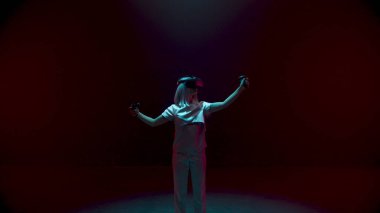 Neon Girl video oyununu kulaklıkla oynuyor. Meta-evren simülasyonu yaşayan konsol kontrolörlerini kullanarak güzel bir milenyum. Bilinmeyen bir genç karanlık siber uzaya daldırılmış gerçeklerle dinleniyor..