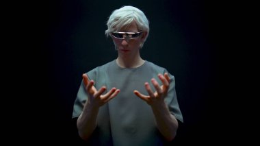 Vr adam artırılmış simülasyon yakın çekim jesti. Yüksek teknoloji gözlükleriyle çalışan metaverse profesyonel sanal klavye. Oyun oynayan nesneleri seçmeye odaklanmış milenyum nesneleri. Merhaba teknoloji aygıtı konsepti.