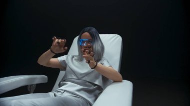 VR gözlükleriyle görünmez arayüze dokunan akıllı haptik sensörler. Gelecekteki realite oyuncusu fütüristik metaevren veri siyah zemin ile çevrili. Geliştirilmiş dünya teknolojisi