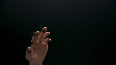 Algılayıcı kolları metaevren simülasyonuna yakın çekim yapar. Bilinmeyen oyuncu gelecekçi teknoloji oyunu ile etkileşimde. İsimsiz insan görünmez nesneleri keşfediyor. Oyuncu gelişmiş gerçekliğin tadını çıkarıyor